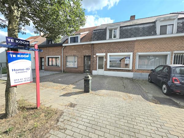 Burgerswoning met 2 à 3 slpks, parking en tuin met ingang