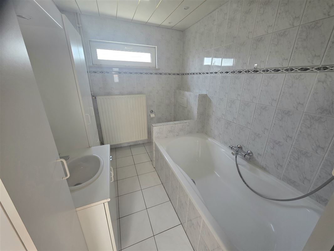 Burgerswoning met 2 à 3 slpks, parking en tuin met ingang