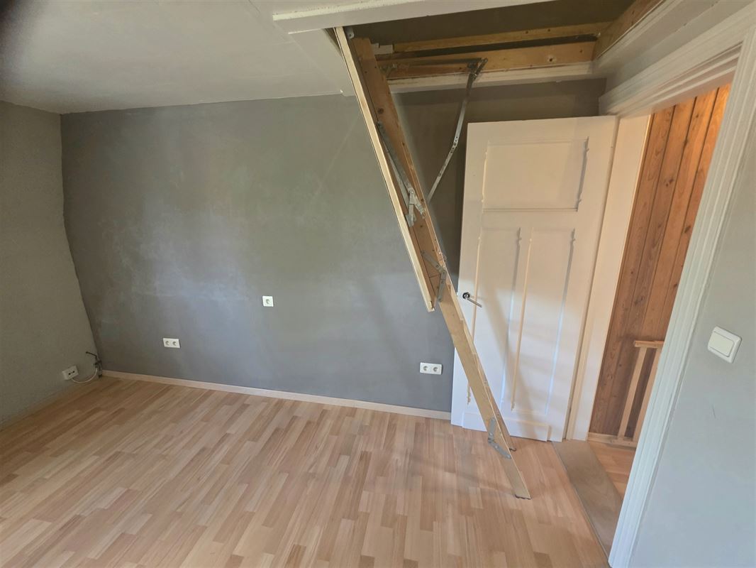 Burgerswoning met 2 à 3 slpks, parking en tuin met ingang