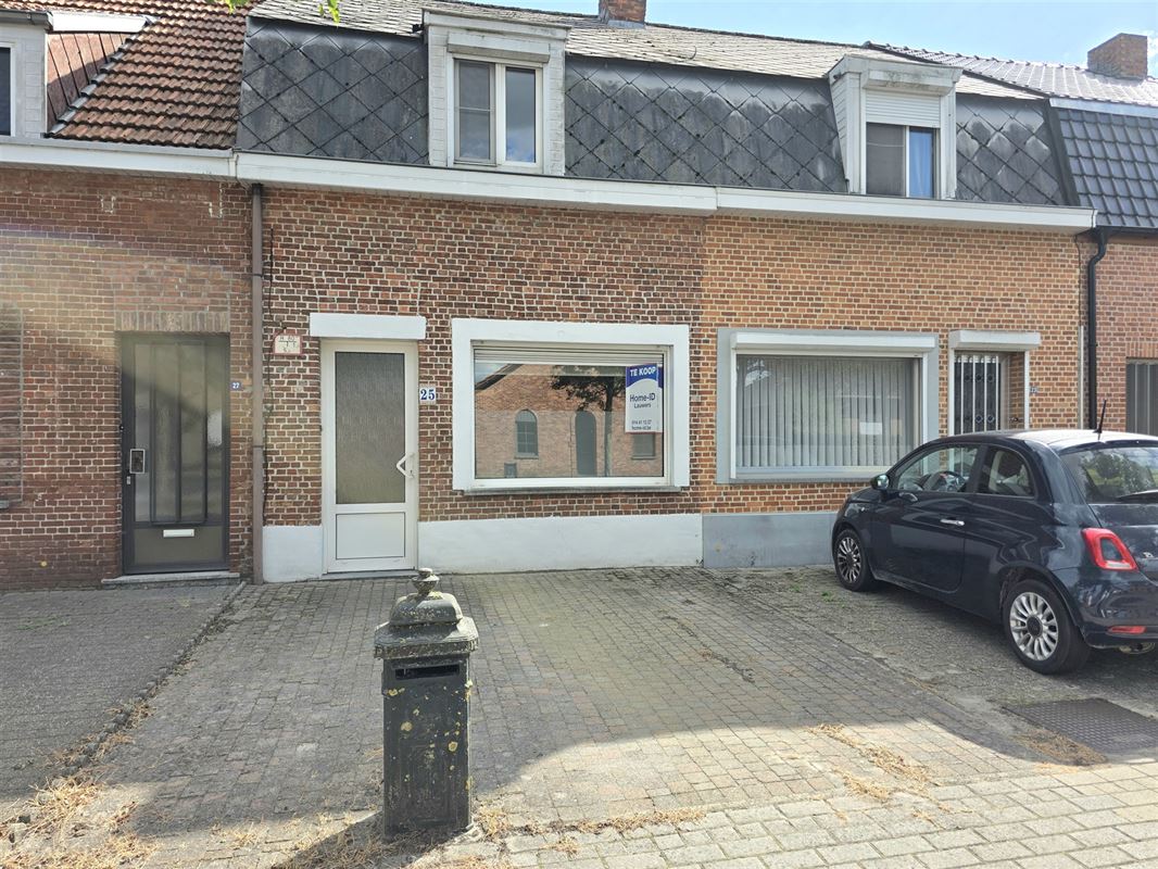 Burgerswoning met 2 à 3 slpks, parking en tuin met ingang