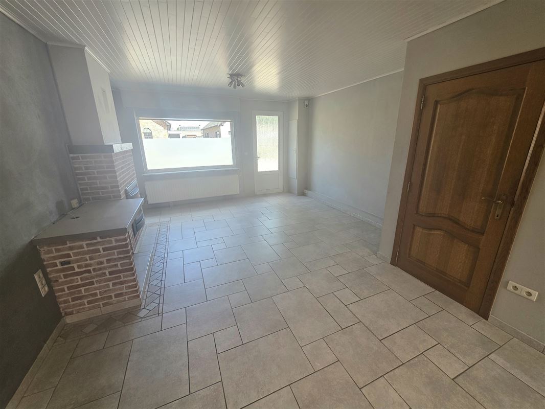 Burgerswoning met 2 à 3 slpks, parking en tuin met ingang