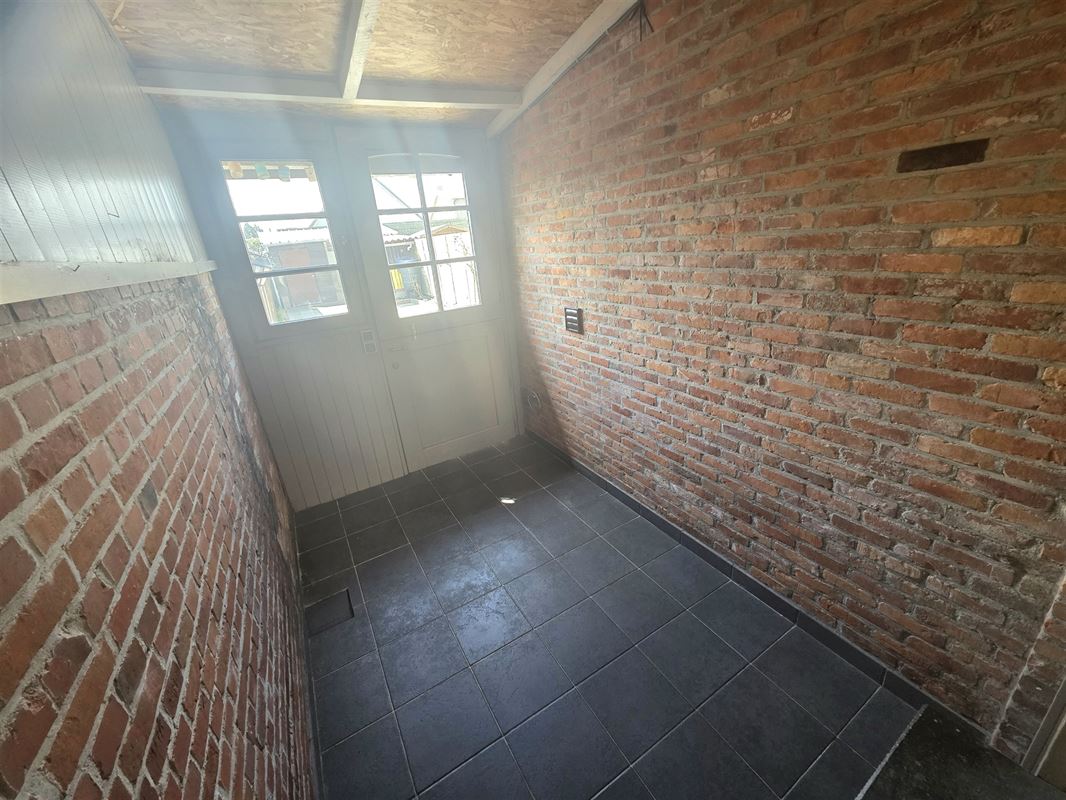 Burgerswoning met 2 à 3 slpks, parking en tuin met ingang