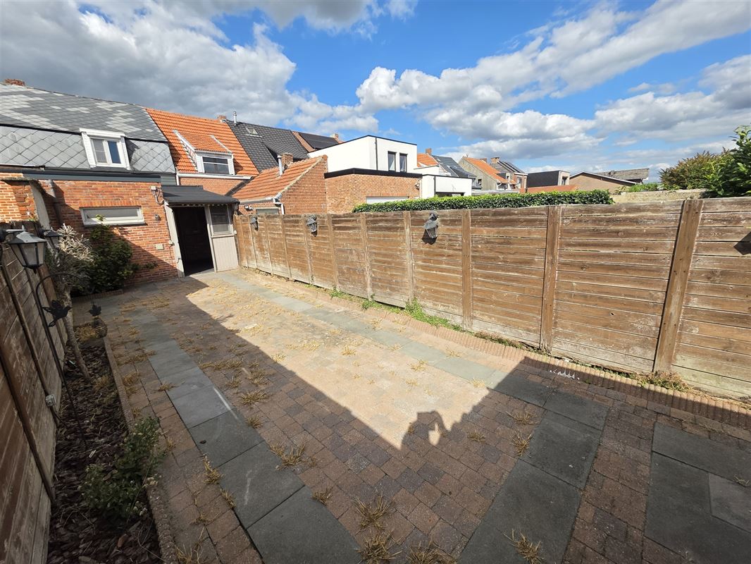 Burgerswoning met 2 à 3 slpks, parking en tuin met ingang