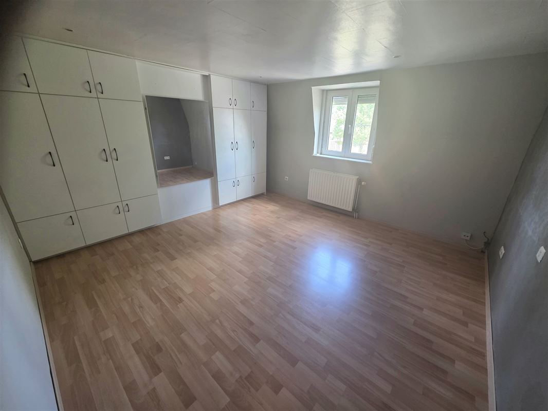 Burgerswoning met 2 à 3 slpks, parking en tuin met ingang