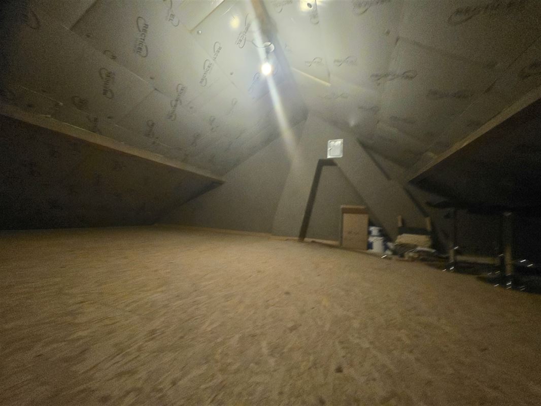 Burgerswoning met 2 à 3 slpks, parking en tuin met ingang