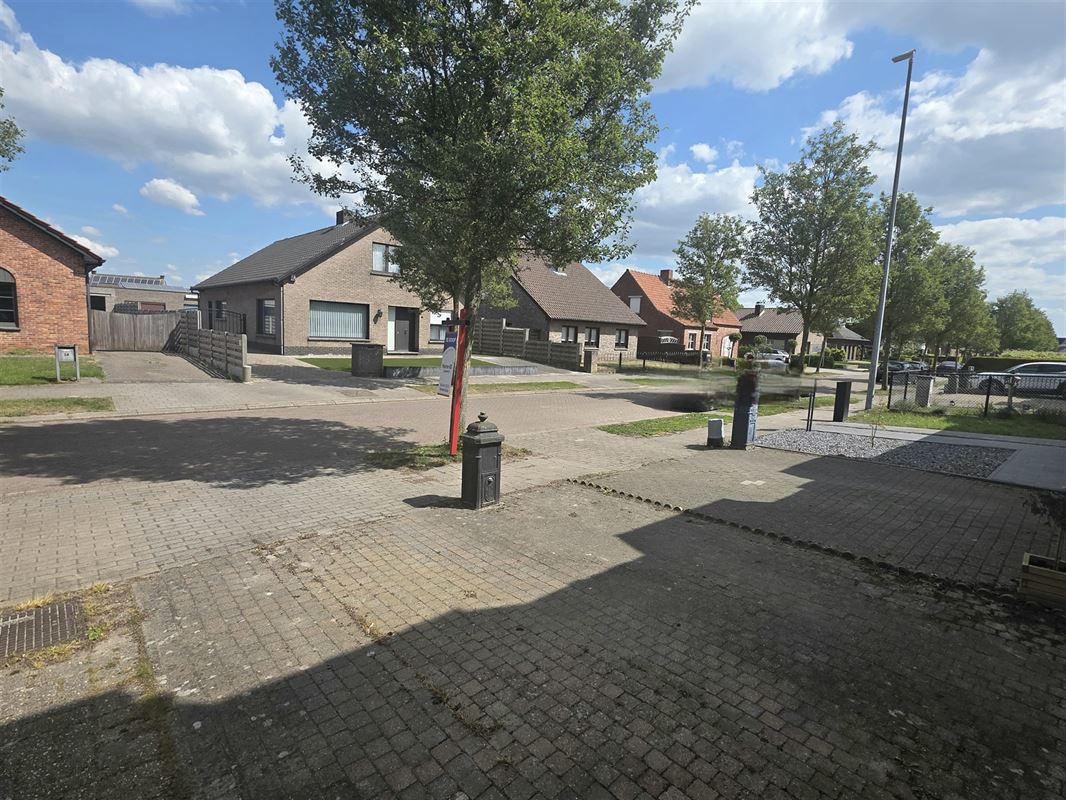 Burgerswoning met 2 à 3 slpks, parking en tuin met ingang
