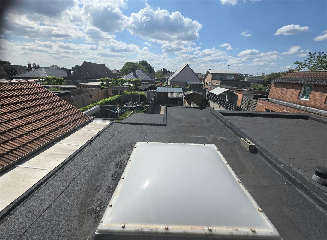 Burgerswoning met 2 à 3 slpks, parking en tuin met ingang