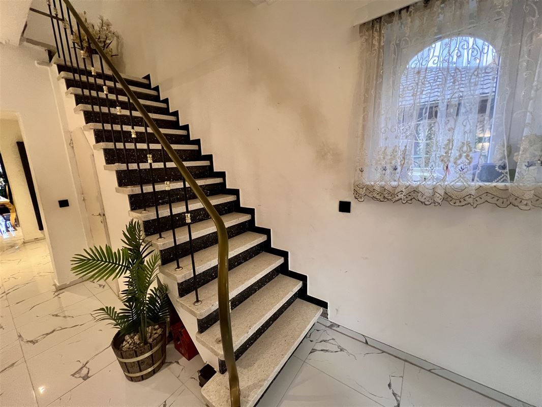 Enorme gezinswoning op 463 m² met 4 à 5 slpks en 2 badk.
