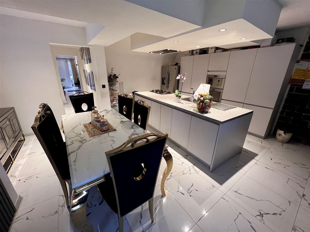Enorme gezinswoning op 463 m² met 4 à 5 slpks en 2 badk.