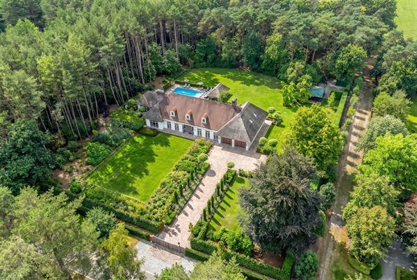 Landelijke luxe: unieke villa op ca. 11.000 m² privé-domein