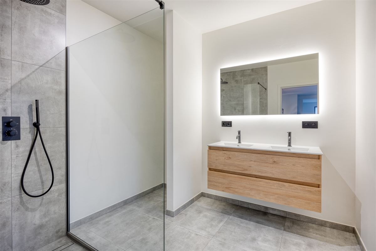 Moderne woning met 3 slaapkamers, 2 badkamers aan de vaart