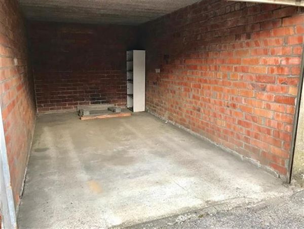 Garage (14 m²) nabij stadspark, ziekenhuis en cinema