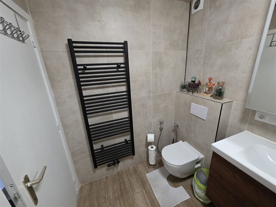 Instapklaar 2-slaapkamer appartement met terras en garage