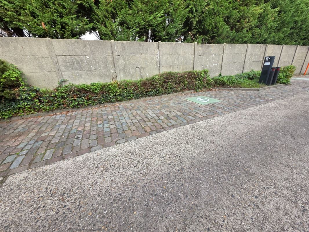 Lichtrijk appartement met 2 slaapkamers, terras en garagebox