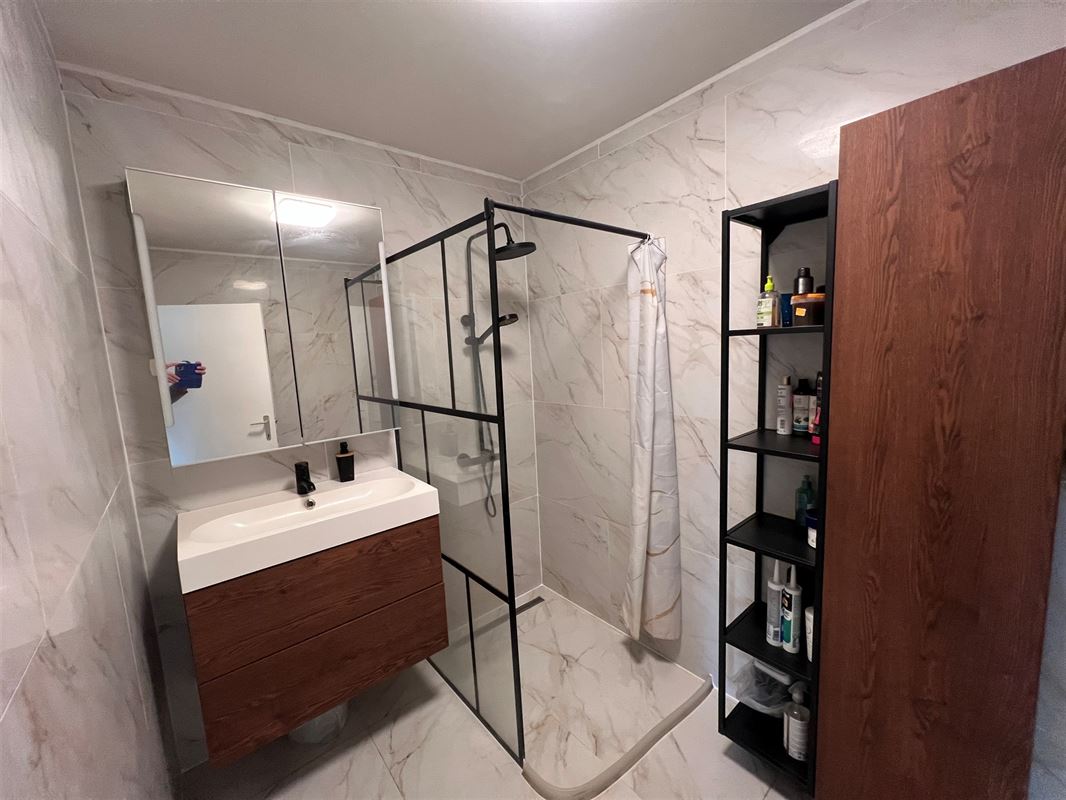 Lichtrijk appartement met 2 slaapkamers, terras en garagebox