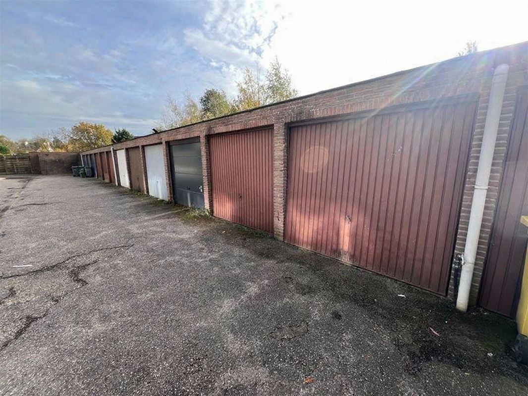 Lichtrijk appartement met 2 slaapkamers, terras en garagebox