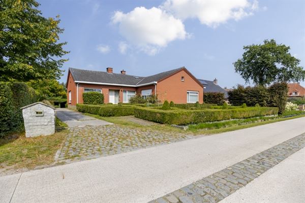 Landhuis met bijgebouwen op 3835 m² op rustige ligging