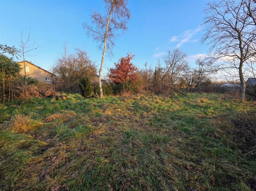 Top gelegen bouwperceel van 990 m² met een breedte van 18 m.