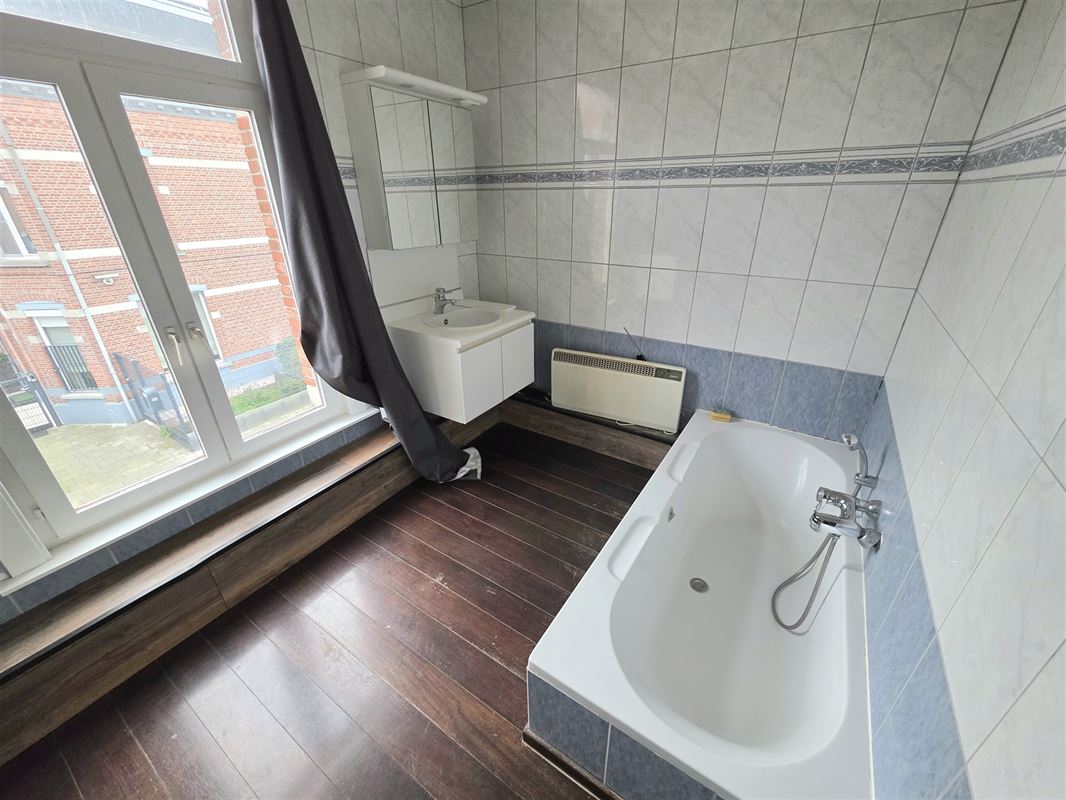 Commercieel pand vlakbij Zeshoek en Station