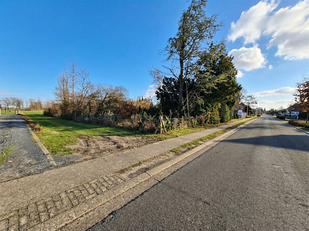 Top gelegen bouwperceel van 990 m² met een breedte van 18 m.