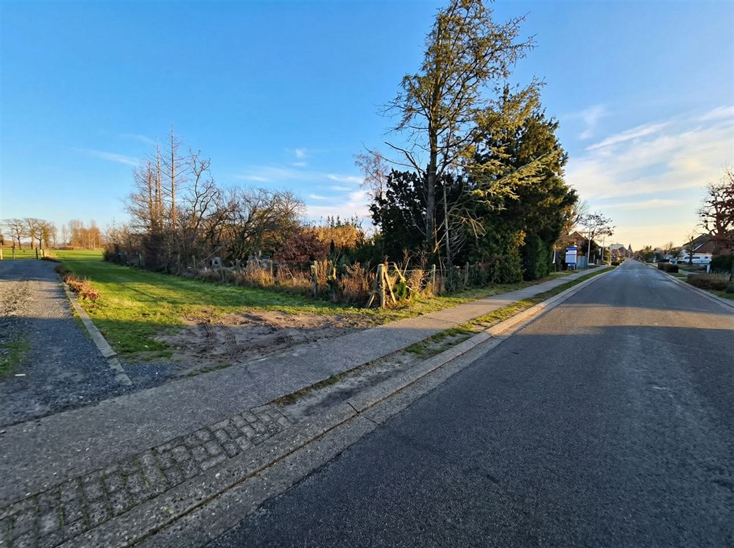 Top gelegen bouwperceel van 990 m² met een breedte van 18 m.