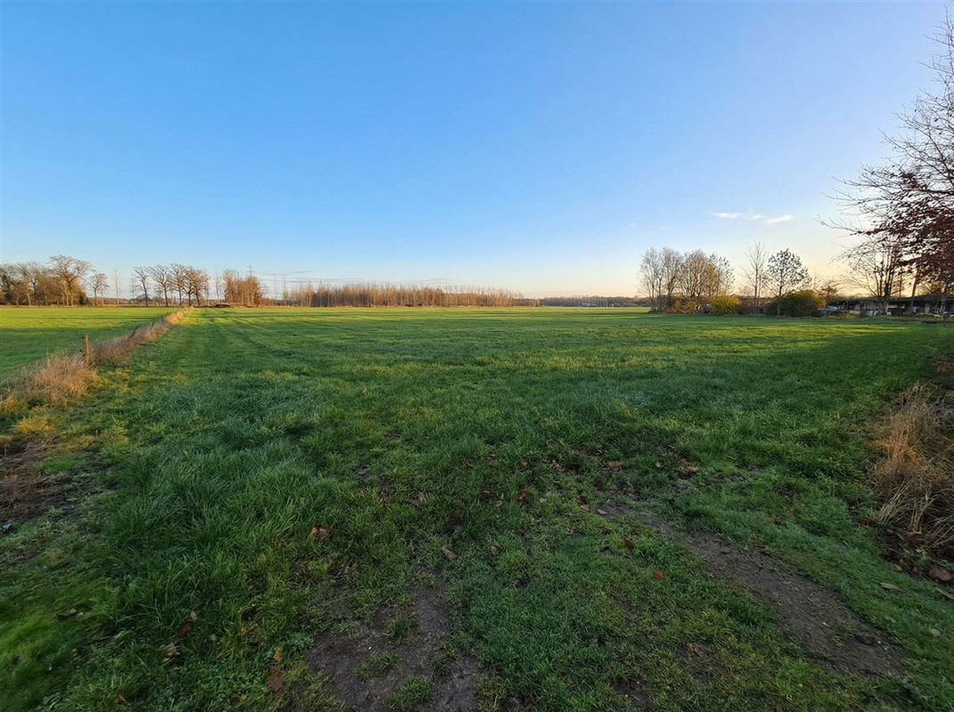 Top gelegen bouwperceel van 990 m² met een breedte van 18 m.