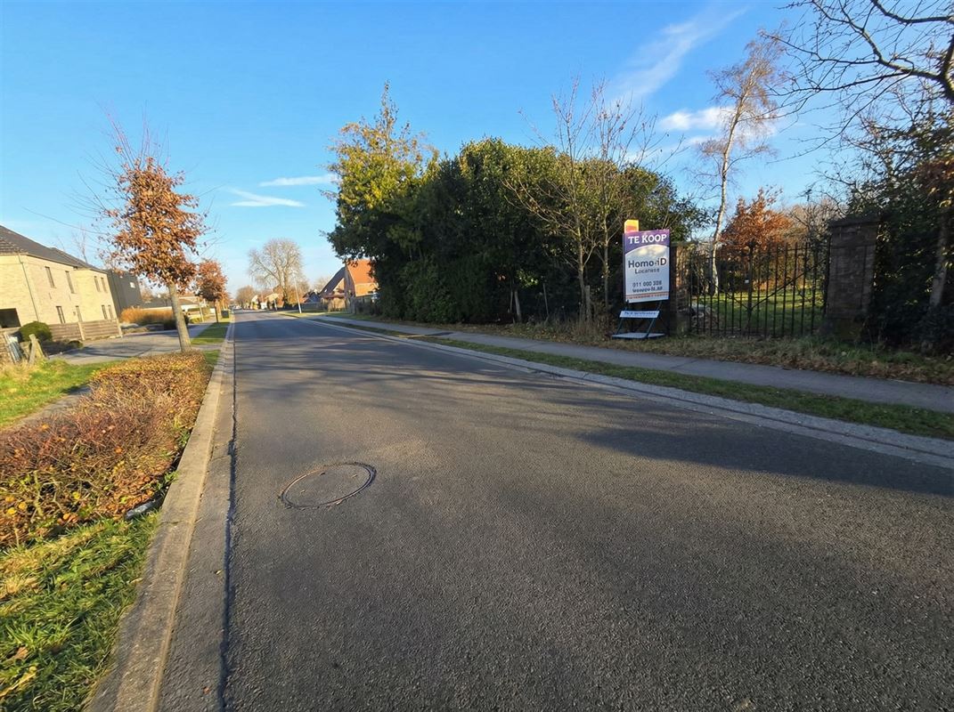 Top gelegen bouwperceel van 990 m² met een breedte van 18 m.