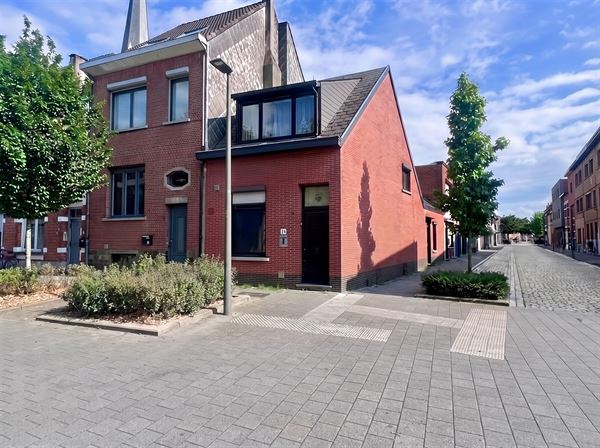 Hoekwoning nabij het centrum