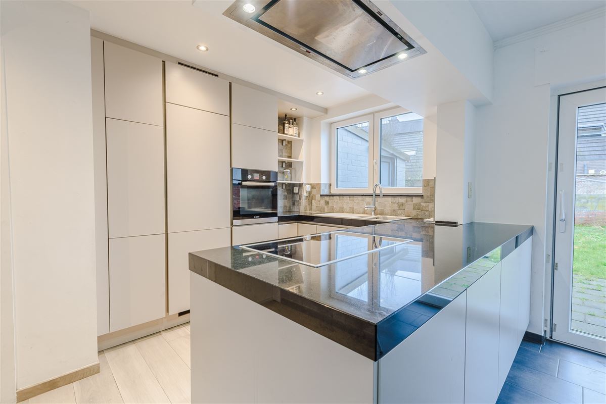 woning met 4 à 5 slaapkamers, leuke tuin en garage met oprit