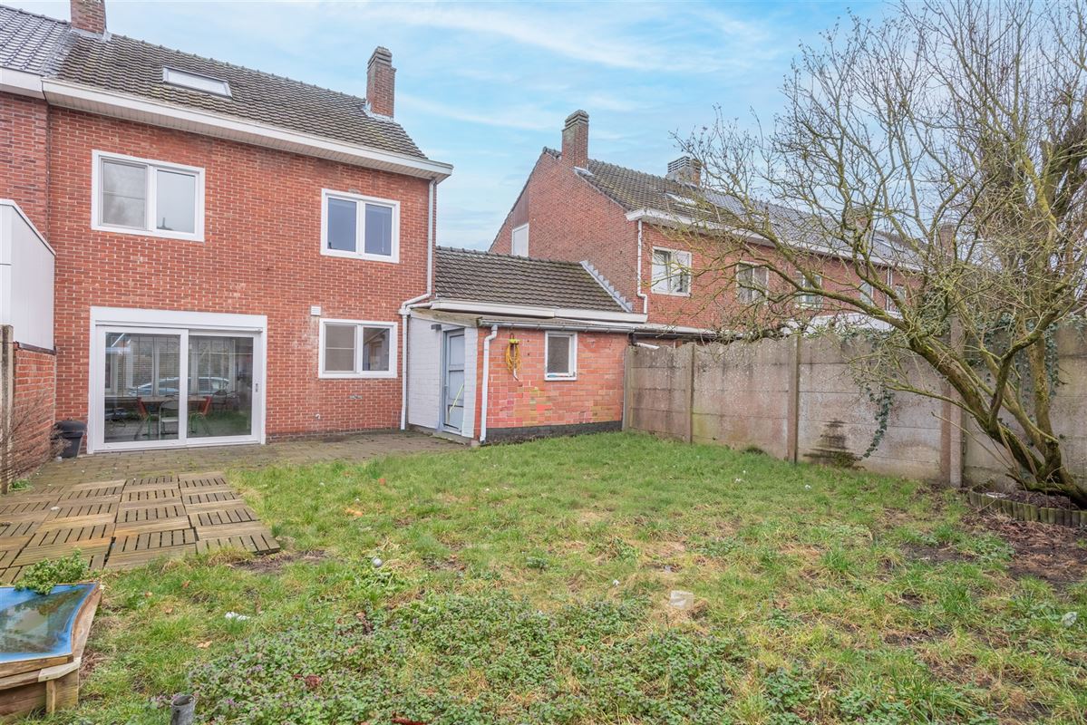 woning met 4 à 5 slaapkamers, leuke tuin en garage met oprit