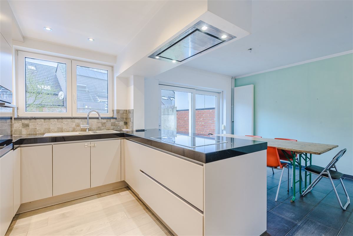 woning met 4 à 5 slaapkamers, leuke tuin en garage met oprit