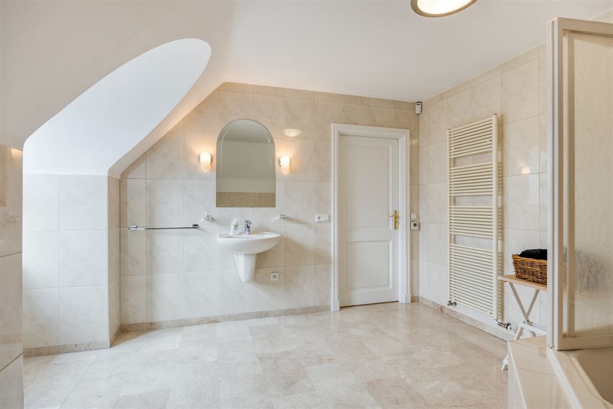 Instapklare tijdloze villa met 5 slpks op ca. 2000 m²
