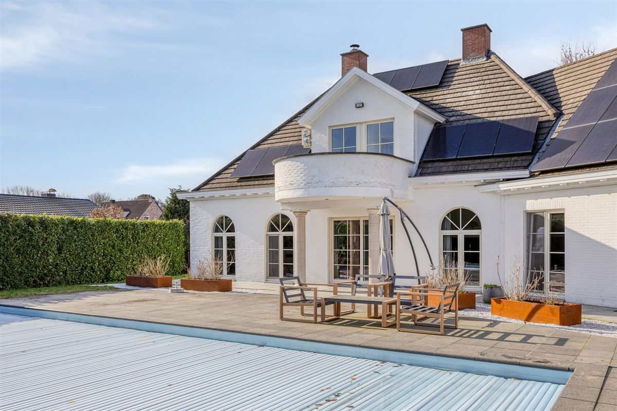 Instapklare tijdloze villa met 5 slpks op ca. 2000 m²