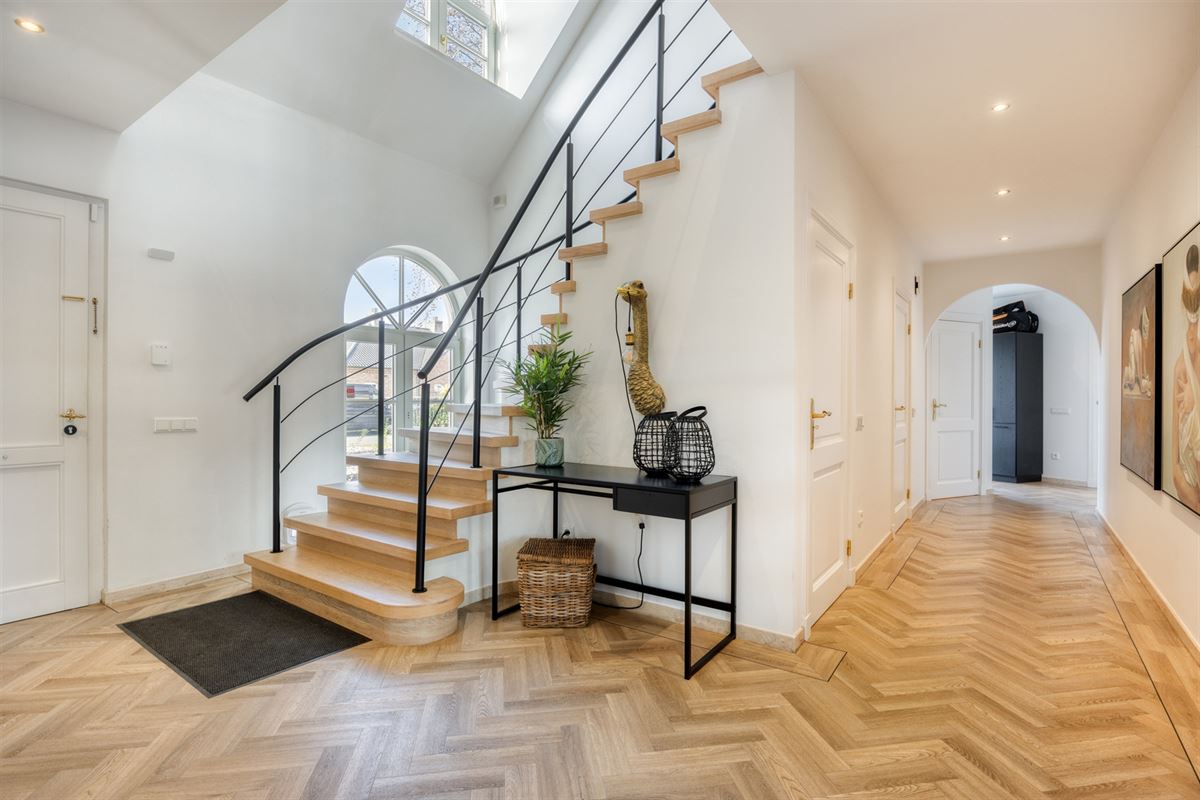 Instapklare tijdloze villa met 5 slpks op ca. 2000 m²