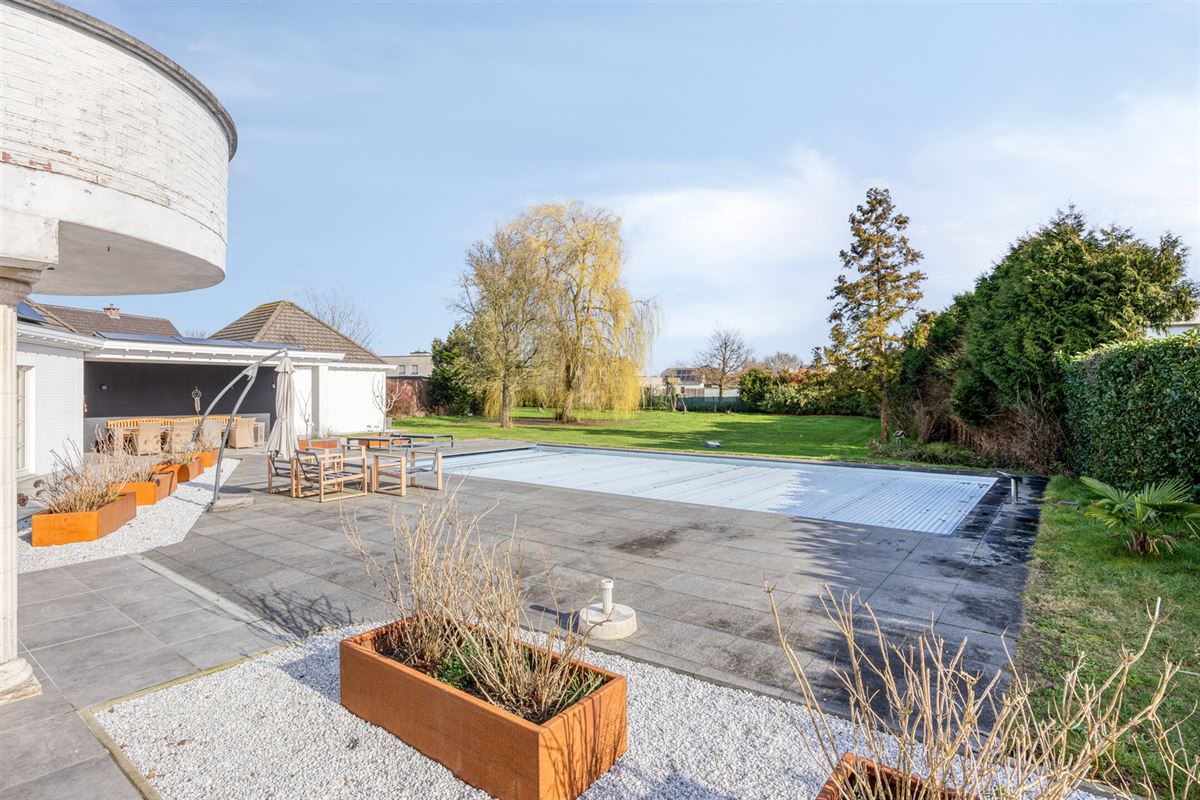 Instapklare tijdloze villa met 5 slpks op ca. 2000 m²