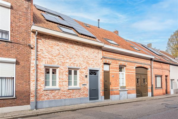 Kwaliteitsvol instapklaar huis met 3 slpks, 2 badks en tuin