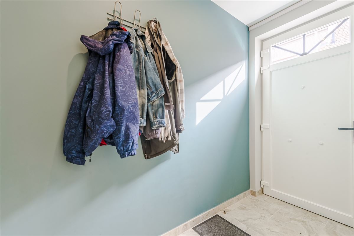 Kwaliteitsvol instapklaar huis met 3 slpks, 2 badks en tuin