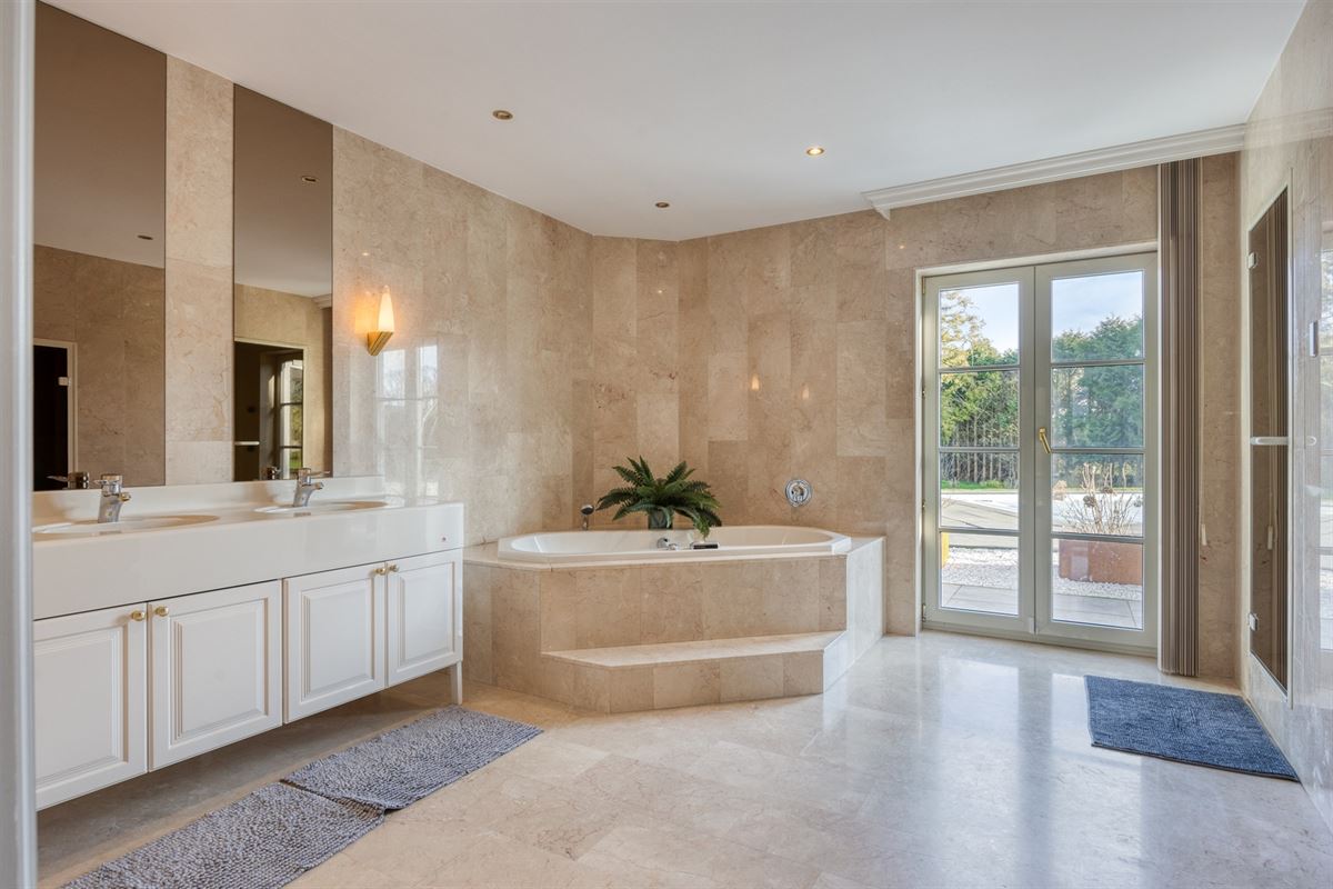 Instapklare tijdloze villa met 5 slpks op ca. 2000 m²