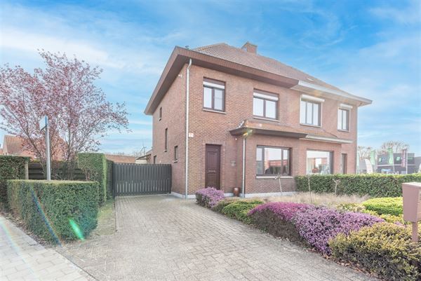 Halfopen woning op perceel van 538 m² met tuin en garage