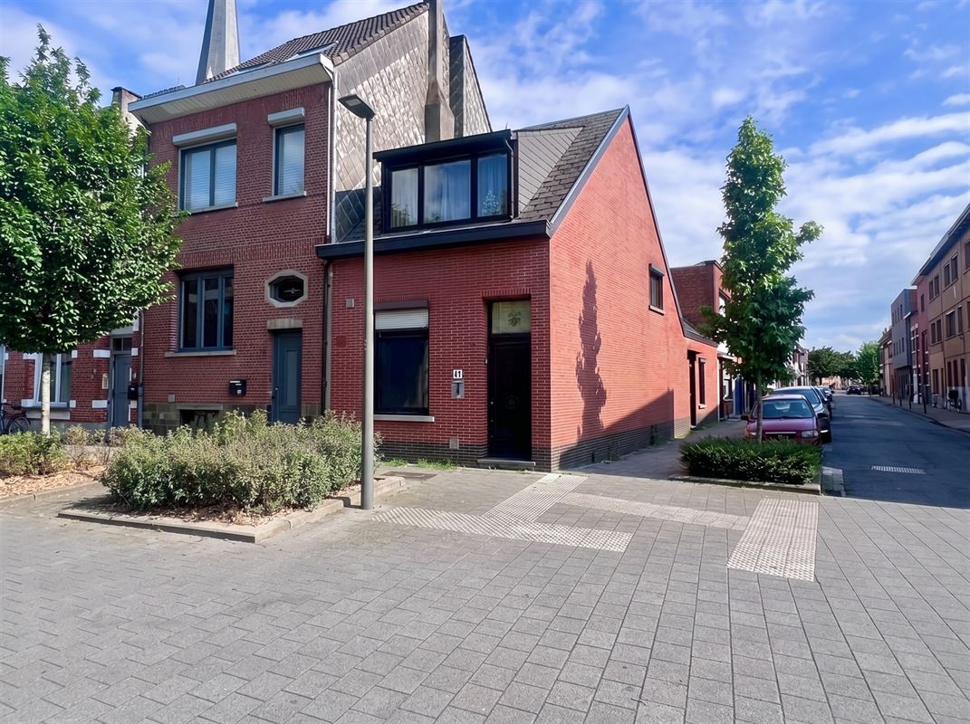 Hoekwoning nabij het centrum