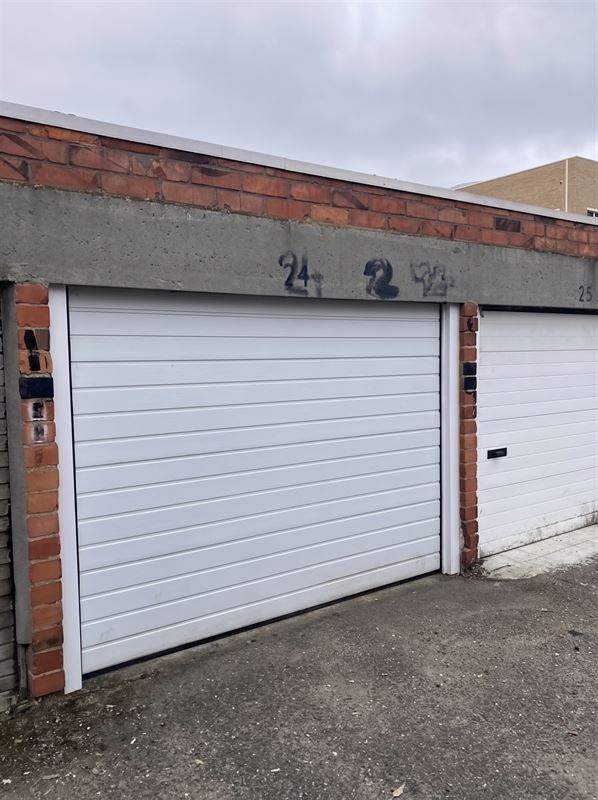 afgesloten garagebox gelegen aan de Duifhuisstraat