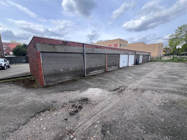 afgesloten garagebox gelegen aan de Duifhuisstraat