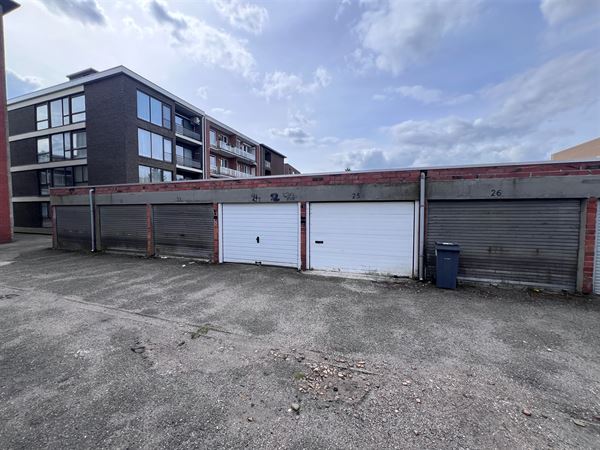 afgesloten garagebox gelegen aan de Duifhuisstraat