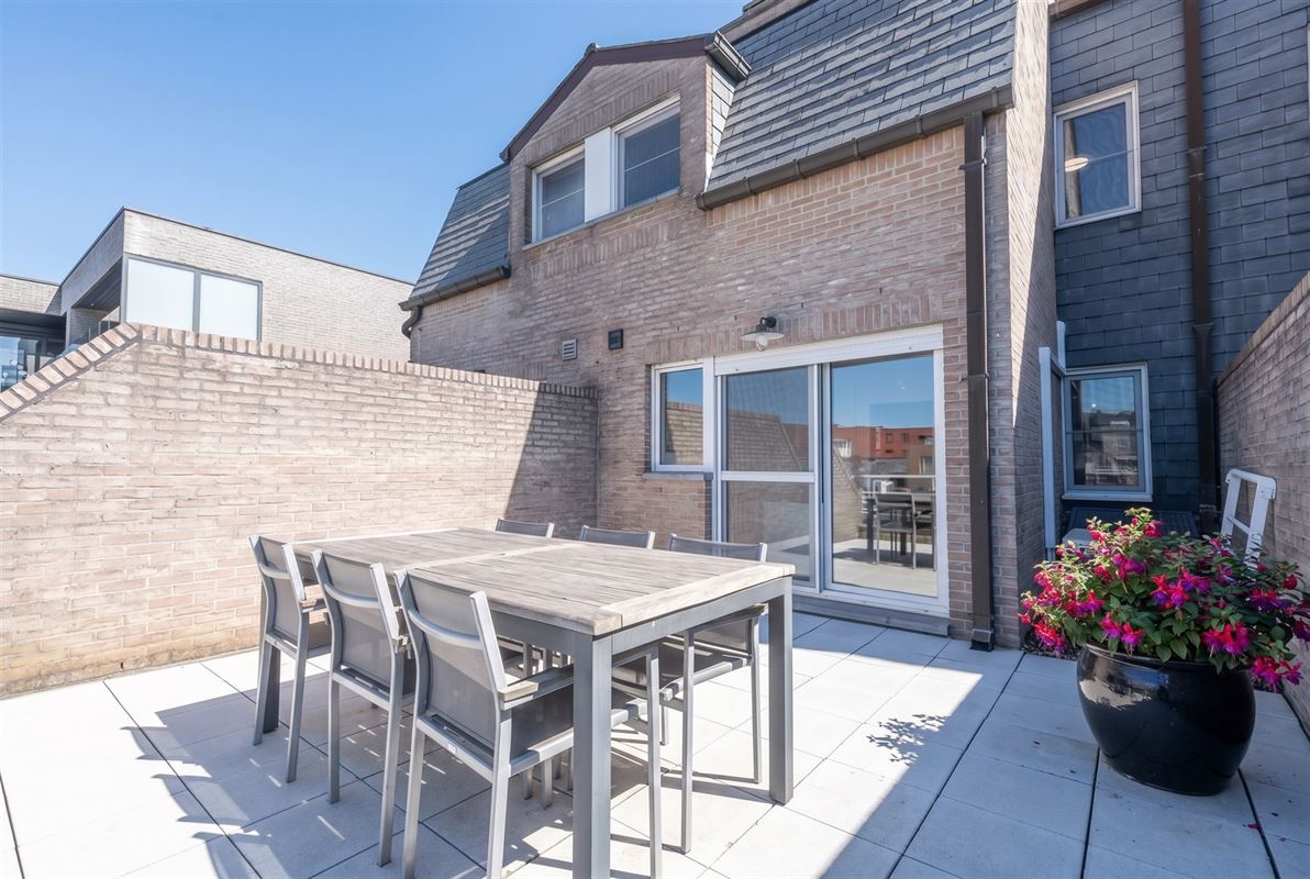 Fris triplex appartement met groot dakterras en garage