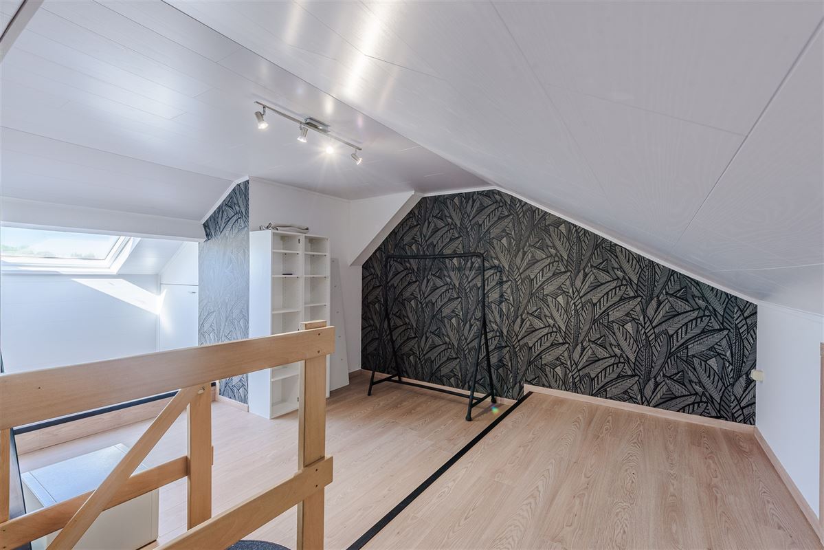 Fris triplex appartement met groot dakterras en garage