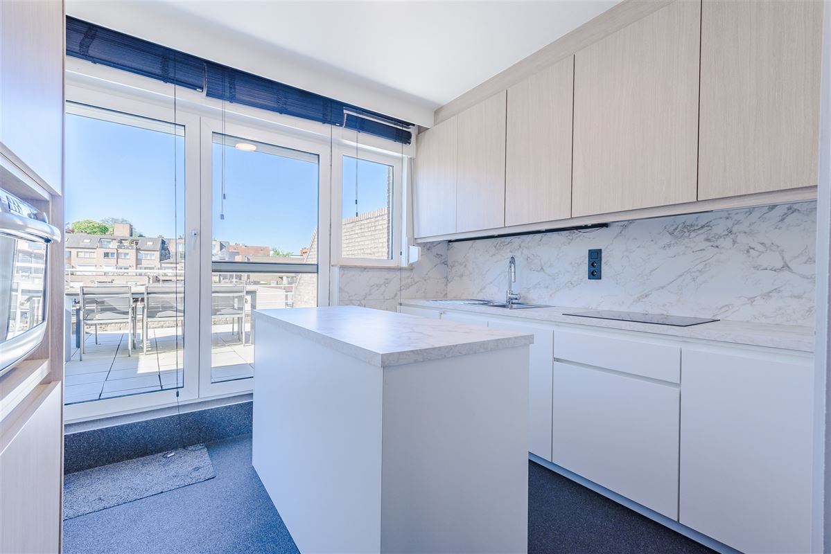 Fris triplex appartement met groot dakterras en garage