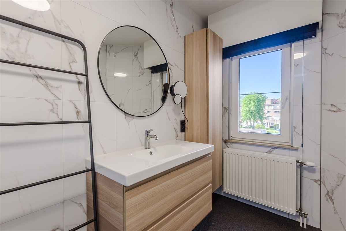 Fris triplex appartement met groot dakterras en garage