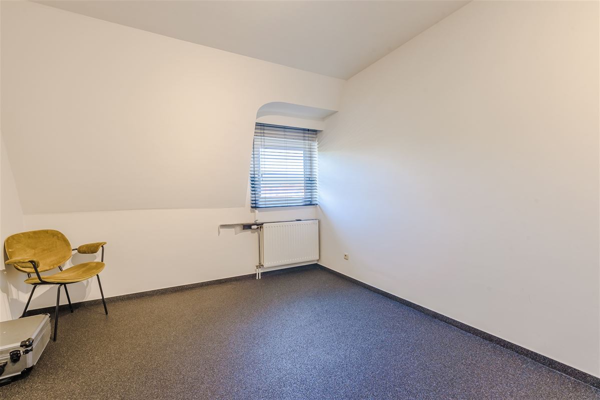 Fris triplex appartement met groot dakterras en garage