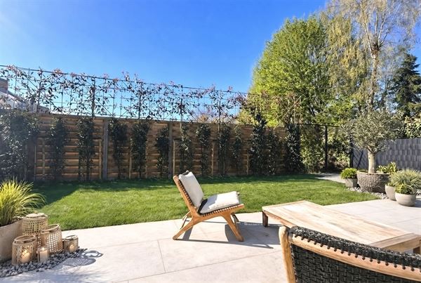 Luxueus gelijkvloers appartement met tuin, garage en oprit