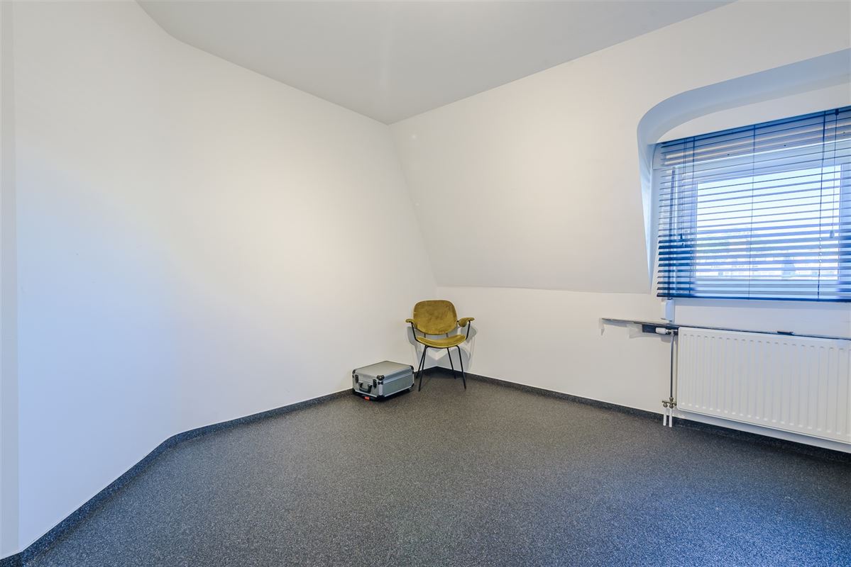 Fris triplex appartement met groot dakterras en garage